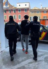 El detenido, saliendo al mediodía de ayer de Comisaría camino al juzgado de guardia de Maó, desde donde fue trasladado a la cárcel . Foto: CNP