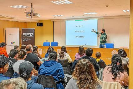 Eduardo Sáenz de Cabezón durant la seva ponència, professor i divulgador científic a Youtube