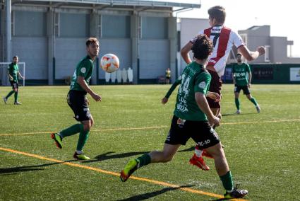 Marín, este sábado en la lucha por el balón ante el Sant Jordi