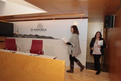 Francina Armengol y Susana Mora, este lunes presentando los acuerdos del Consell de Govern reunido en Menorca.