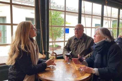 A la izquierda, Melina Merki, que irá de número 2 en Maó, Xisco Cardona, número uno, y Maite de Medrano, al Consell y a Ciutadella.