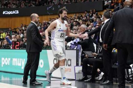 El base menorquín del Real Madrid Sergio Llull se retira este jueves tras sufrir una lesión en la rodilla