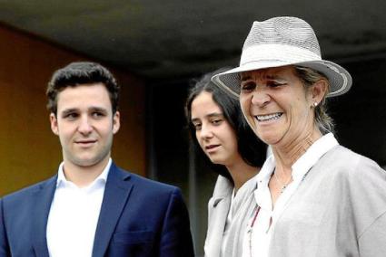 Froilán junto a la infanta Elena y su hermana Victoria Federica.