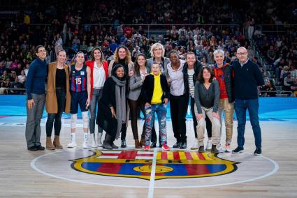 La exjugadora de baloncesto profesional, Paula Seguí (en el centro de la imagen), el pasado fin de semana en el homenaje del Barça a las flamantes campeonas