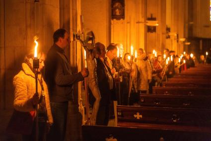 Els participants en el Viacrucis amb torxes van recórrer l’interior de la Catedral, donat que la pluja va impossibilitar sortir als carrers del nucli antic