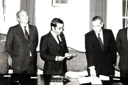 Francisco Tutzó: historia viva de la Transición. En el acto del    Parlament para el 40 aniversario del Estatut, el miércoles, intervendrá Tutzó. En la foto (septiembre de 1977), toma posesión como delegado del Gobierno en Menorca.