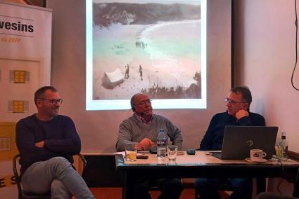 Intervenció de Celso Taboada (centre) a l’associació Cas Vesins, explicant la seva història a Galícia, i vida, després, a Ferreries. A la foto surt flanquejat per Tomeu Al·lès i David Sintes.