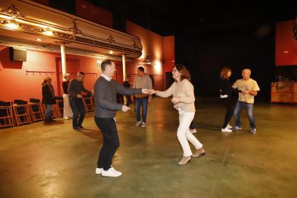 Una de les classes, on es practica el ball en parelles, al Teatre Casino 17 de Gener.