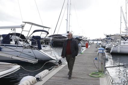 El presidente de la entidad pasea por los pantalanes del Moll de Llevant en el puerto de Maó.