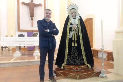 L’escultor Israel Cornejo, al costat de la Soledat restaurada que ahir es va presentar a l’església de Sant Lluís