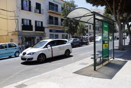 Un taxi sale de la parada de la Plaça Esplanada de Maó.