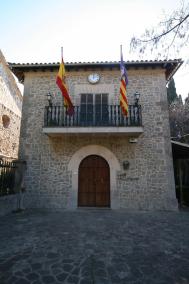 El edificio del Ajuntament de Valldemossa se encuentra junto a los jardines del Rey Juan Carlos I.