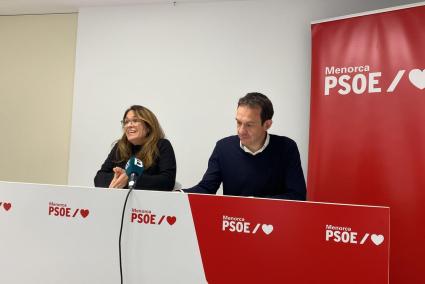 Los candidatos del PSOE, Susana Mora y Marc Pons, este sábado en Maó.