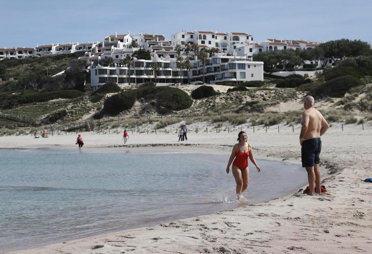 Algunos valientes se atrevieron ayer a disfrutar del baño en Son Saura del norte.