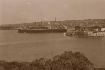 El crucero Otranto en Mahón, 1925. Cortesía del Museo Marítimo de Greenwich-Londres