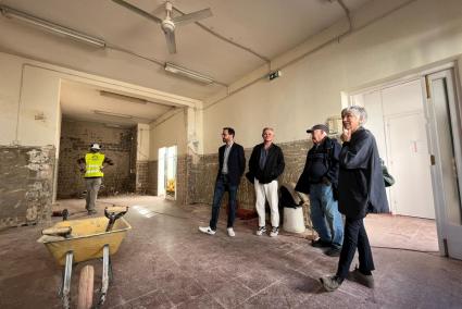 El alcalde de Maó. Héctor Pons y la teniente de alcalde, Conxa Juanola, han visitado las obras