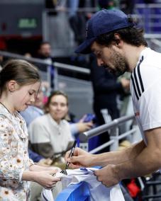 Llull firma autógrafos durante un reciente partido del Real Madrid, que él vio desde la grada a causa de su lesión