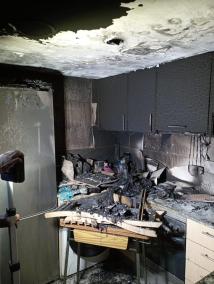 Estado en que quedó la la cocina del dúplex tras el incendio