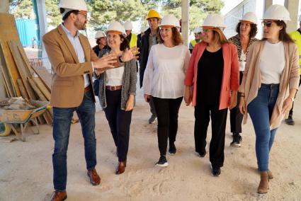 El alcalde de Maó, Héctor Pons junto a Fina Santiago, Francina Armengol, Susana Mora y Bàrbara Torrent, en la visita de las obras del nuevo geriátrico de Maó.