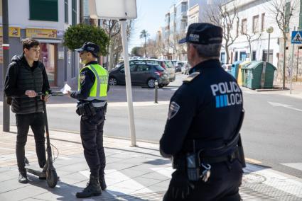 Los agentes informan sobre la normativa vigente de circulación