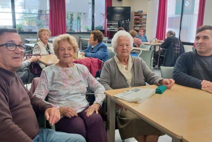 Al nou president de l’Esplai, jove, aquí, de 66 anys, se suma un secretari exemple de servei en la seva diversitat funcional i vocalies en mans de dones nonagenàries. Surten a la foto Pedro Salord, Maria Nadal, Carmen Allès i Paco Fuster.