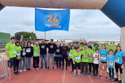 Imagen de la emotiva salida vivida este sábado y de algunos de los muchos grupos citados en la Pista d’Atletisme de Maó.