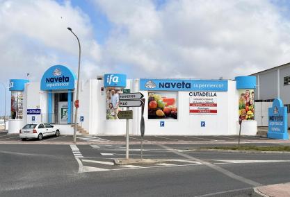 El supermercado Naveta está ubicado en la entrada del polígono de Ciutadella, en la calle Botiguers, número 1.