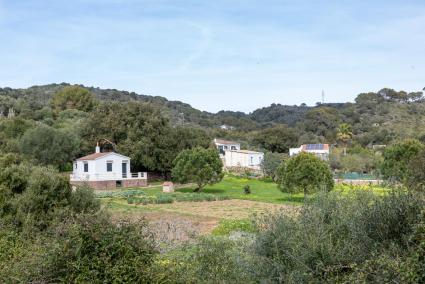 Vista de algunas de las edificaciones de Na Foradada desde la carretera de Es Migjorn Gran hacia Ferreries