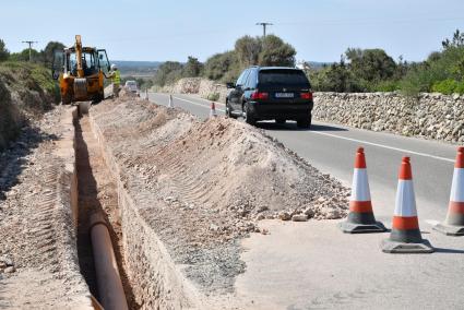 En Cala Morell (obras de 2018 en la imagen) se ha realizado la conexión entre el núcleo y la red de depuración de Ciutadella, pero falta el alcantarillado en la urbanización. Cala Llonga, en Maó, cuenta con alcantarillado, pero está pendiente la conexión a la depuradora. 