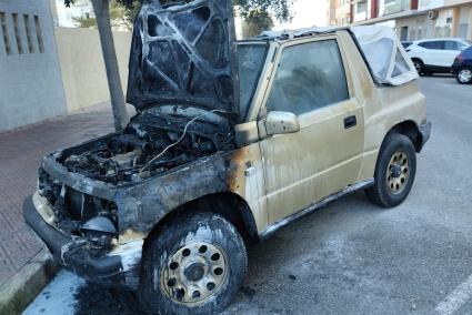 Así ha quedado el coche tras incendiarse.