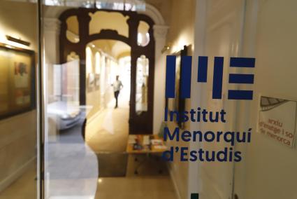 Sede el Institut Menorquí d’Estudis, organismo involuntario de la polémica sobre los pagos.