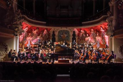 El pianista menorquín, arropado por los componentes de la Orquestra Simfònica del Vallés y bajo la dirección de Víctor Pablo Pérez, el sábado en el Palau de la Música Catalana durante el estreno mundial de «Talaiot» .   