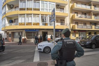 Agentes de la Policía y Guardia Civil, en la calle San Manuel, donde se practicaron registros