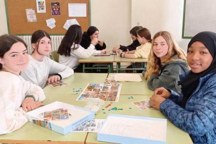 La feina a l’aula, amb participació dels alumnes i la implicació docent: la coordinadora, una professora en pràctiques i una educadora social.