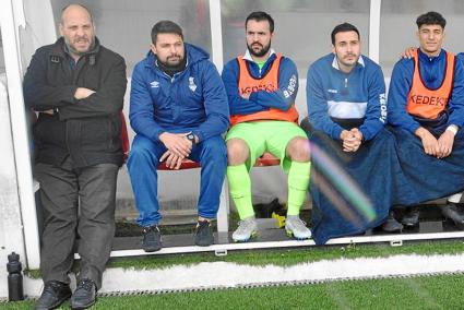 El preparador del Felanitx, el veterano Cosme Andreu Montserrat, pensativo en el banquillo, durante un encuentro reciente.