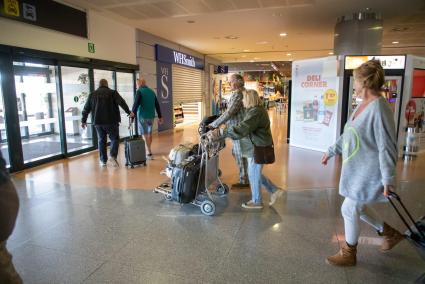 menorca maÃ³ aeropuerto primeros turistas britÃ¡nicos temporada londres