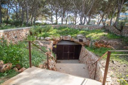 El acceso a la cueva natural de Cala Blanca, en Ciutadella, cerrado al público.