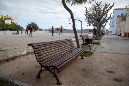 La pista compartida, en un día laborable, por menores y adultos jugando en la canasta.