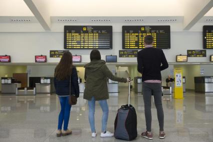 Un grupo de jóvenes, en el aeropuerto de Menorca, en una imagen de archivo.