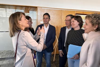 La ministra Raquel Sánchez, junto a representantes de Més per Menorca, el pasado jueves en la sede del Consell.