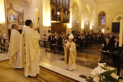 La liturgia de la Vigilia Pascual incluye la bendición del nuevo fuego para encender el cirio pascual