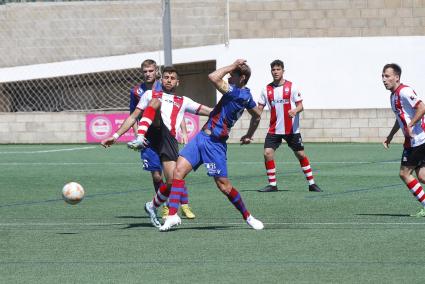 Tomeu Amengual disputa un balón dividido con Mateu Ferrer, autor del 0-1, en una secuencia del partido