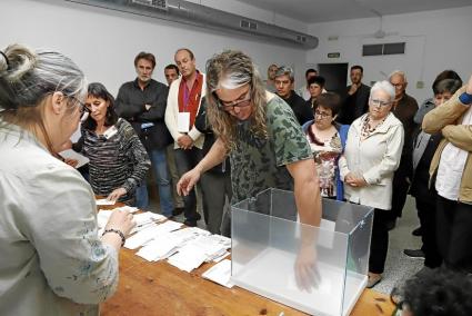 Una imagen del escrutinio en las anteriores elecciones de 2019 por la noche es una mesa de Es Castell