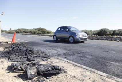 El vehículo volcó tras el violento impacto y se prendió fuego