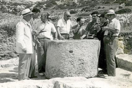 Mascaró Passarius (2e) a la basílica de Son Bou, quan es va excavar els anys seixanta.