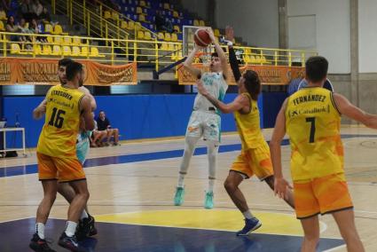 Imagen del último encuentro de la liga regular celebrado en la pista del Gran Canaria, con el chileno, Nacho Arroyo, lanzando a canasta