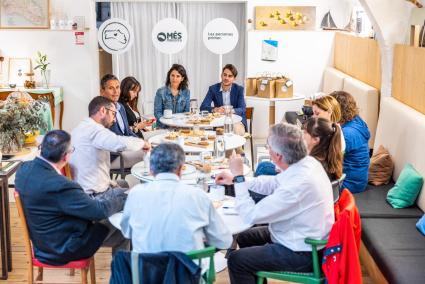 Juaneda, Castells y otros candidatos de sus respectivas listas en un desayuno con periodistas este miércoles