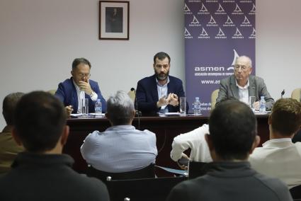 El director general de Marina Mercante, reunido este viernes en la sede de PIME con representantes del sector náutico menorquín.