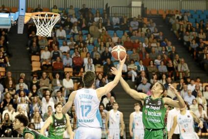 Imagen del jugador local, Stoilov, ayer por la noche en Bintalfa, intentando hacerse con un balón por alto