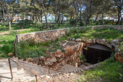 Las puertas que dan acceso a la cueva, cerradas